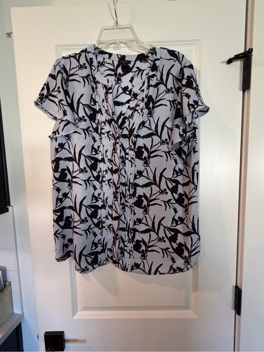 🌸 Ann Taylor Outlet Floral Pleated Blouse Flutter Sleeve – Size L